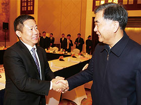 十九届中央政治局常委，第十三届全国政协主席汪洋与周海江握手合影